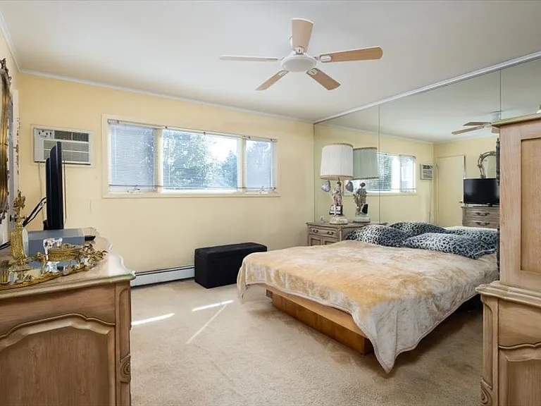 Vincent Dr — Photo 11