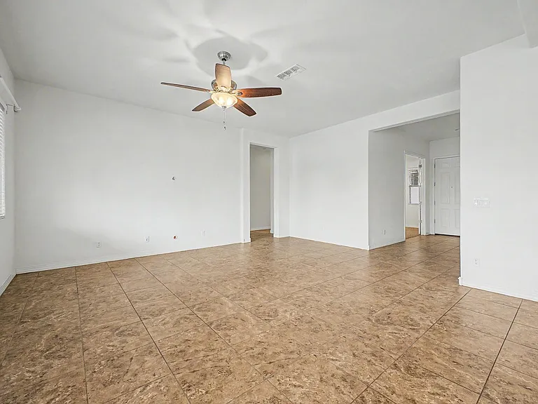 1133 E Buckingham Ave — Photo 5