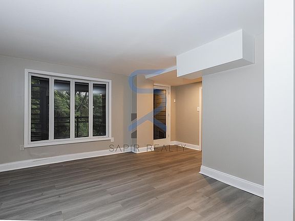 4th image of 916 Greenwood Ave NE #B