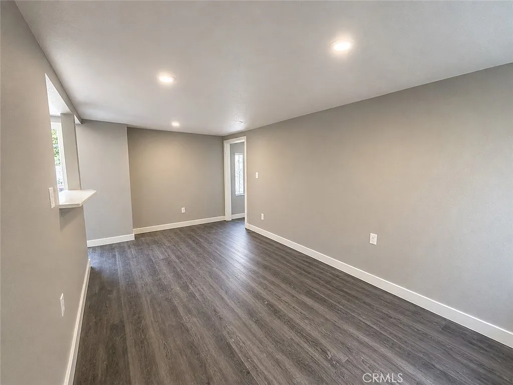 6 bed, 1824 sqft, $2,100 — Photo 3