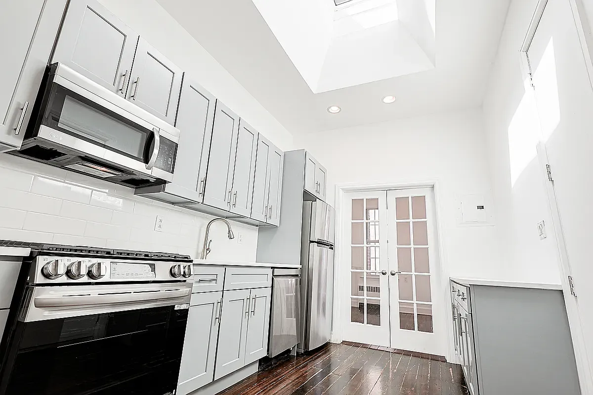 Building Photo - 361 Graham Ave #3L