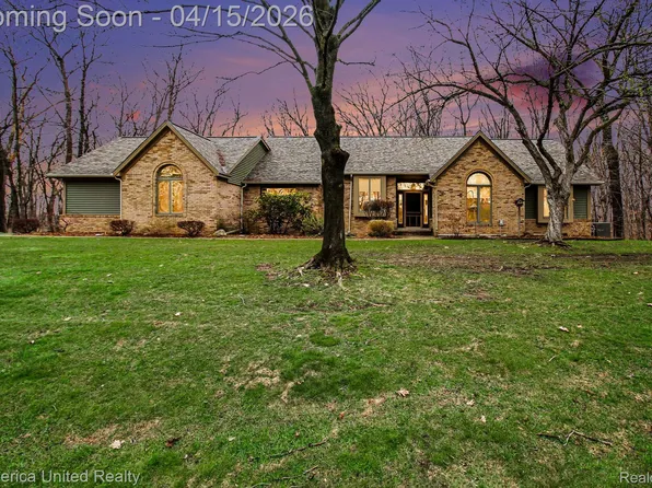 5440 Glenway Dr, Brighton, MI 48116