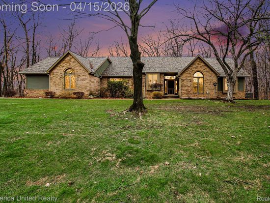 5440 Glenway Dr, Brighton, MI 48116