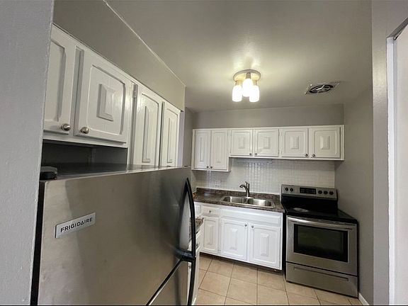 3rd image of 5920 N Kenmore Ave APT 203
