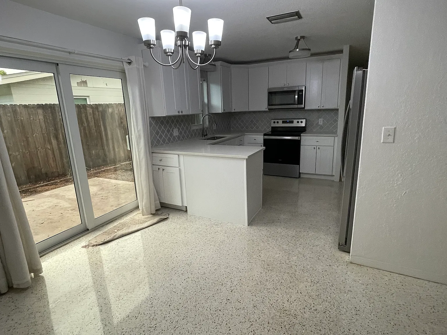 3 bed, 1356 sqft, $2,300 — Photo 2