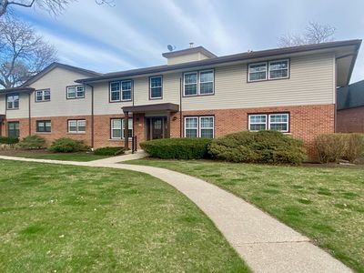 226 Washington Sq APT B, Elk Grove Village, IL, 60007