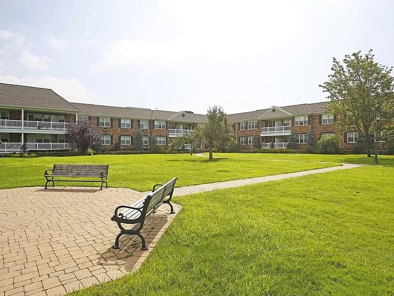 Fairfield Courtyard at Hewlett — Photo 19