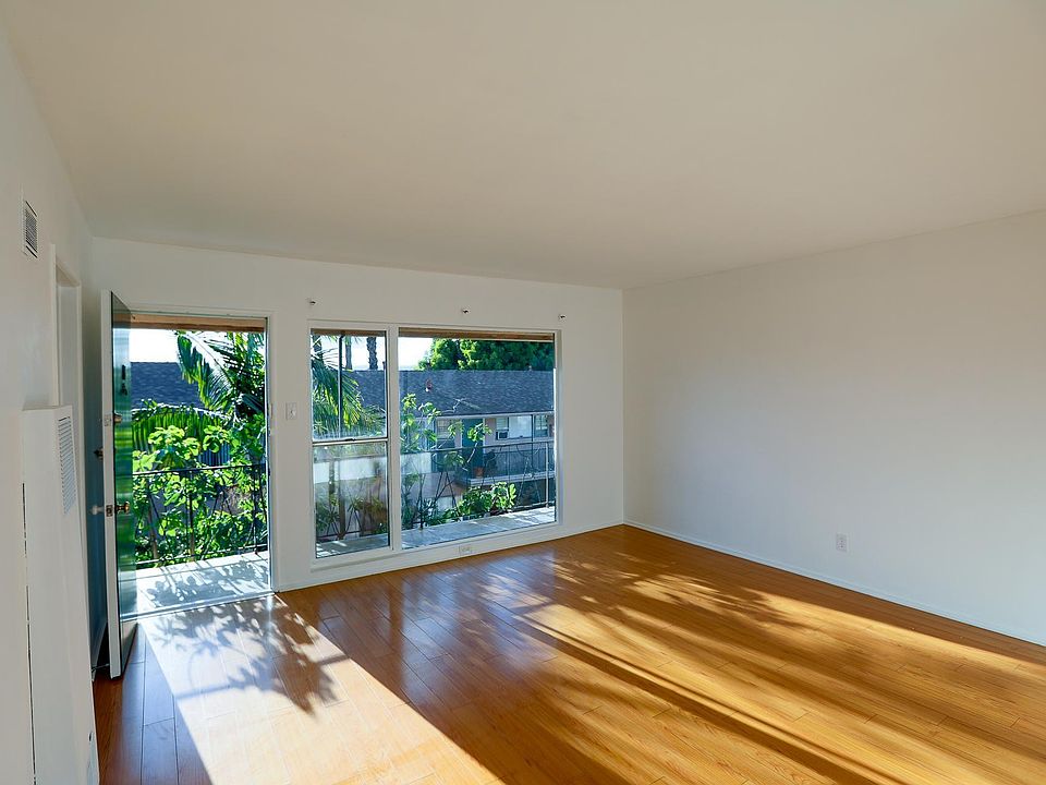 1st image of 260 S Sycamore Ave APT 3