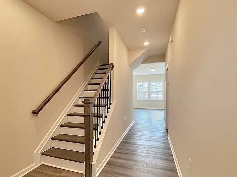 395 Glen Clova Dr — Photo 2