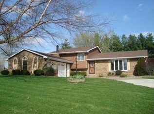 112 Country Lake Dr, Pekin, IL