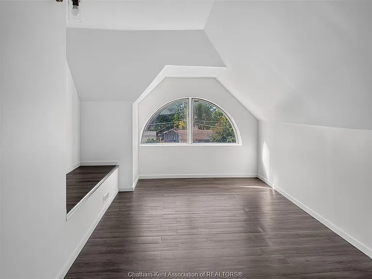 598 Park Ave W — Photo 27