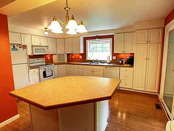 3rd image of 725 Woodworth Dr