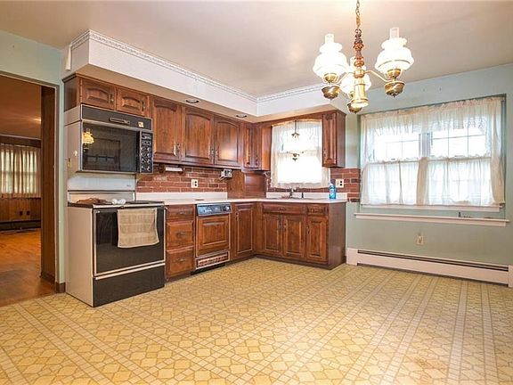 3rd image of 2707 Cresmont Ave