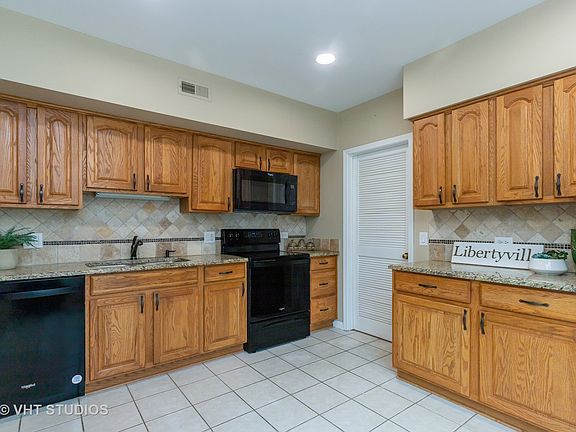 3rd image of 903 Suffolk Ct
