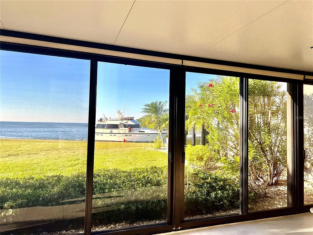 3 bed, 2.0 bath, 2069 sqft, $4,000 — Photo 4
