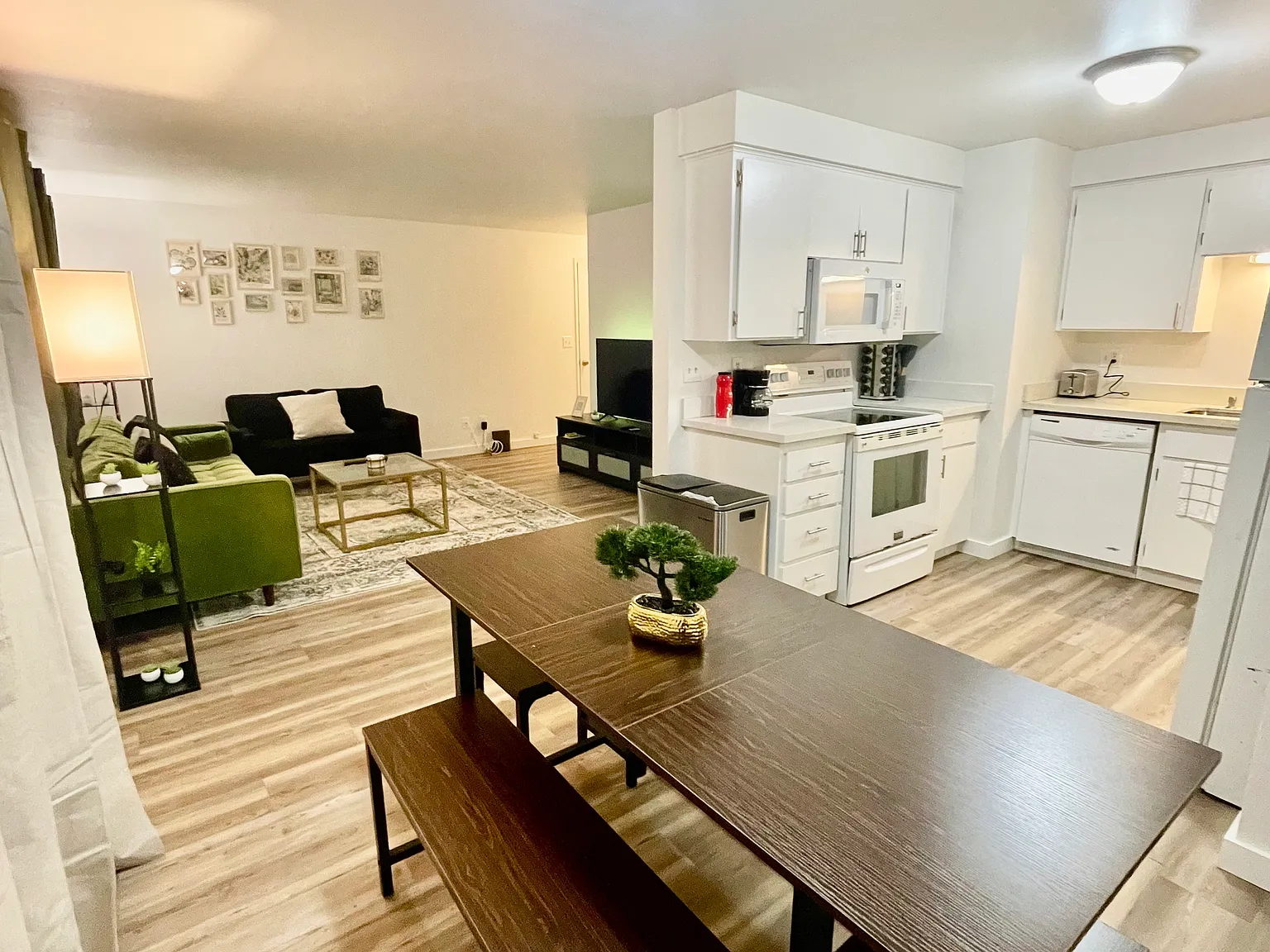 3 bed, 900 sqft, $2,395 — Photo 4