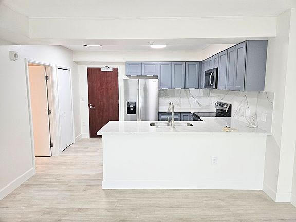 3rd image of 909 Kapiolani Blvd APT 807