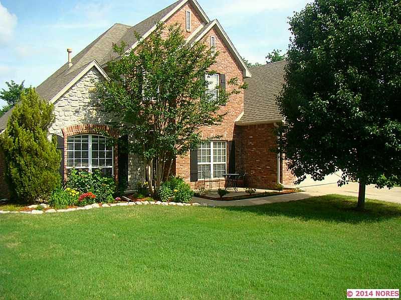 2nd image of 512 N Vine Ct