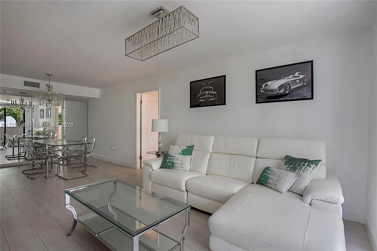 Building Photo - 1621 Collins Ave #206