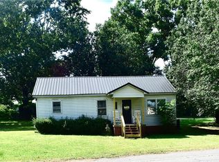 1521 Woodlawn Rd, Greenwood, SC 29646
