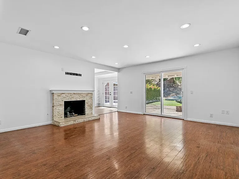 4949 San Feliciano Dr — Photo 5