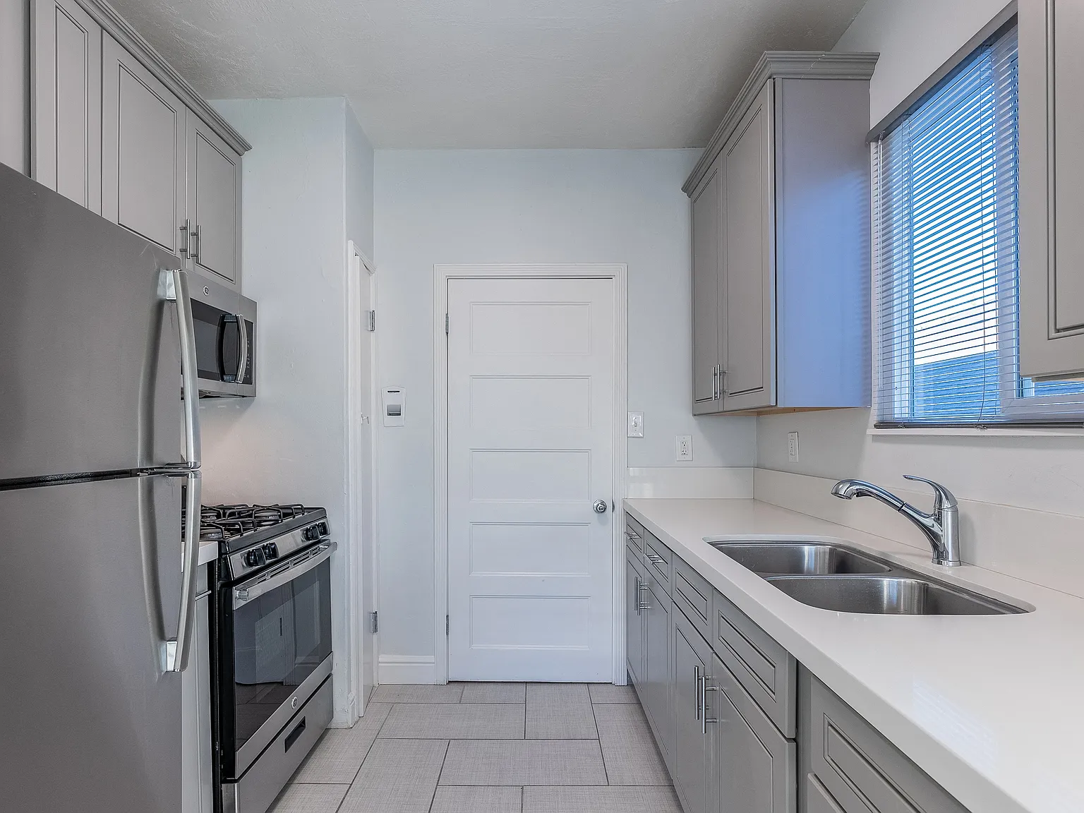The Maxwell Apartments — Photo 2