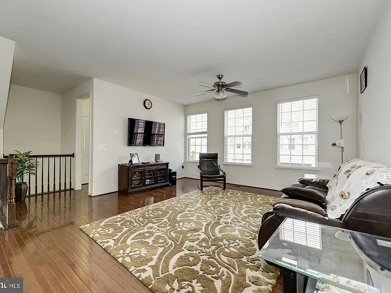 22677 Flowing Spring Sq — Photo 3