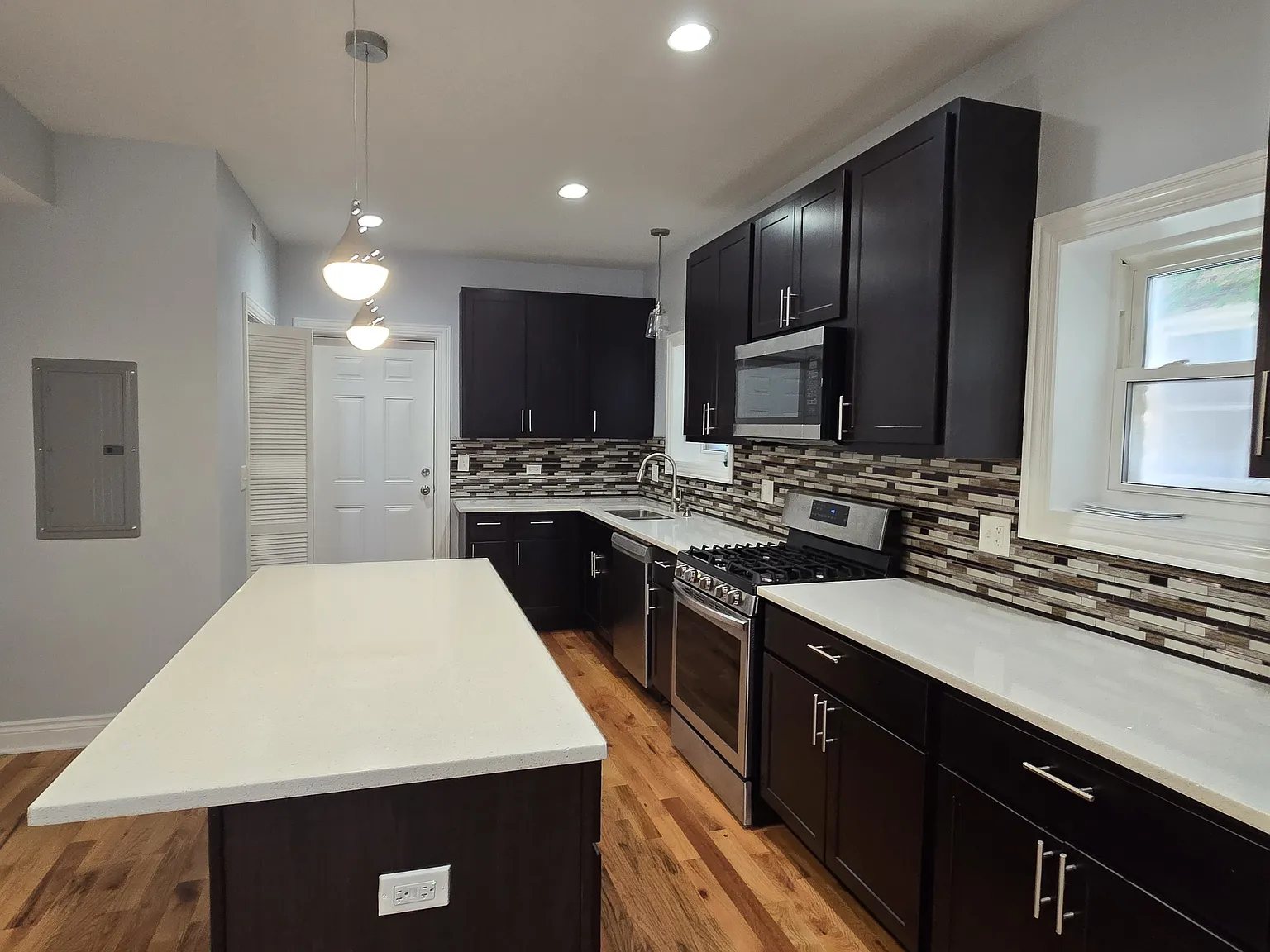 3 bed, 1.5 bath, 1250 sqft, $2,600 — Photo 2