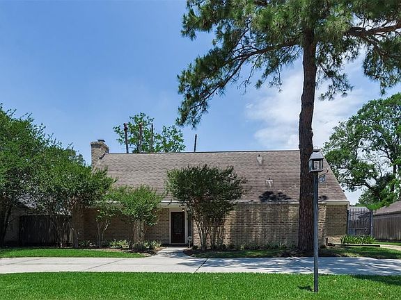 3rd image of 10214 Briar Forest Dr