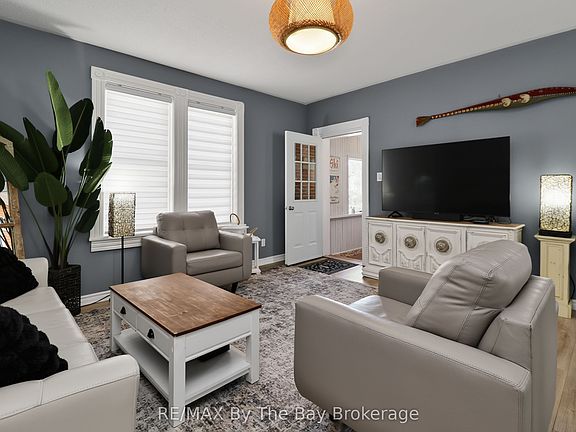 5th image of 87 Queen St W