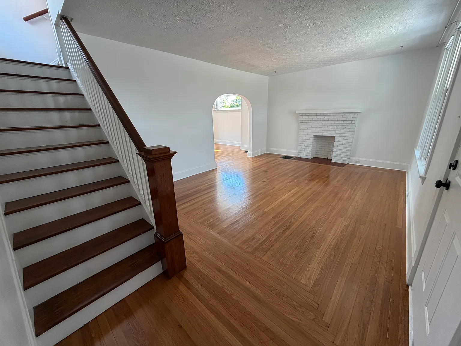 2 bed, 1.5 bath, 2986 sqft, $1,750 — Photo 2