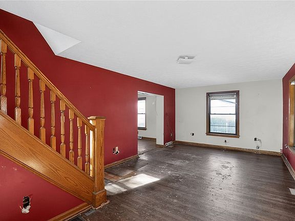 5th image of 122 W Main St