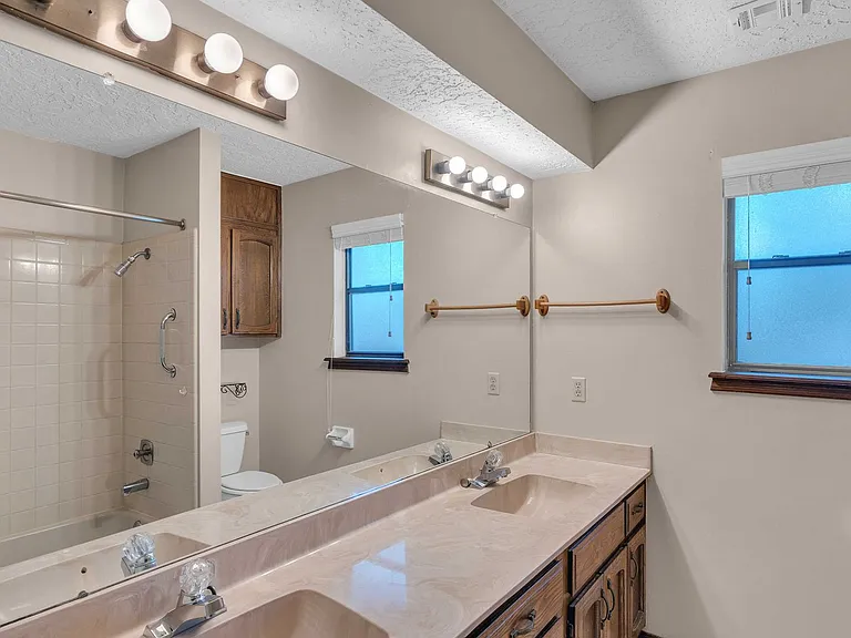 2321 W Louisville St — Photo 19