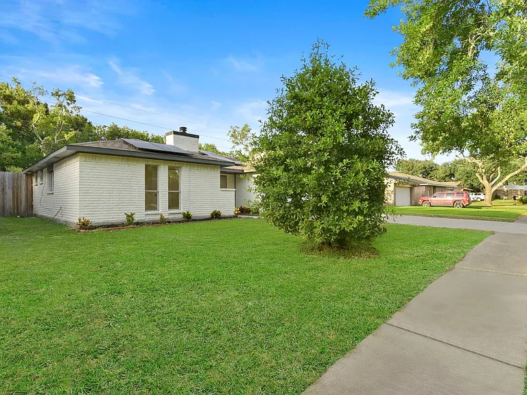 2322 Aprilmont Dr — Photo 5