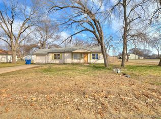 102 N Hayden St, Chouteau, OK 74337