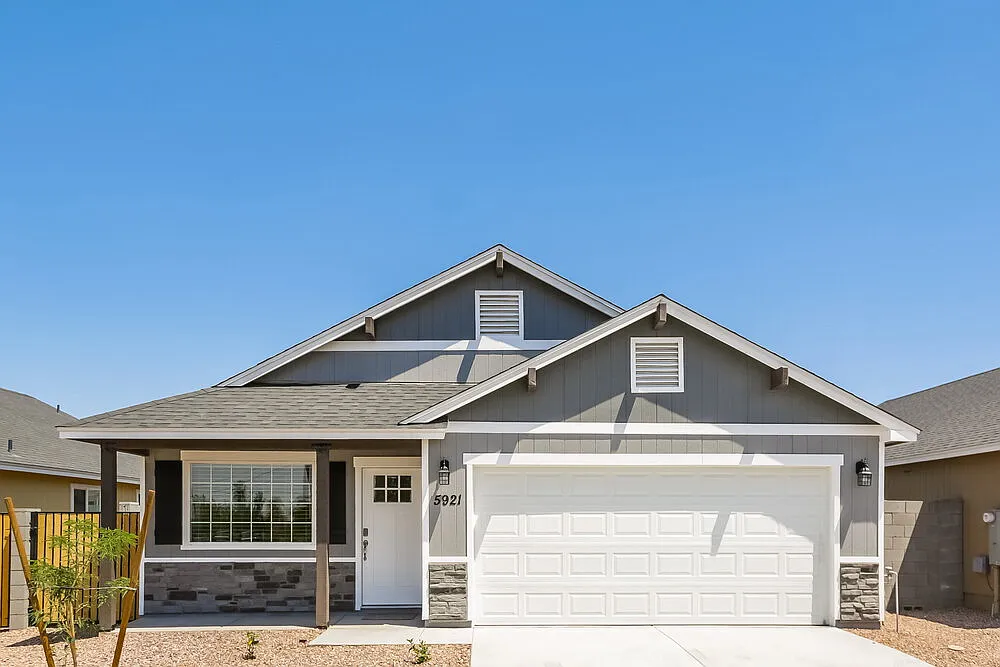 3 bed, 2.0 bath, 1100 sqft, $2,090 — Photo 1