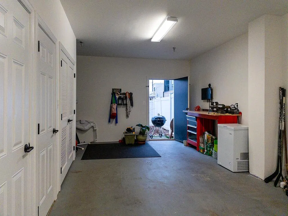 3 bed, 2406 sqft, $4,000 — Photo 3