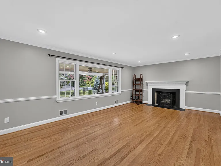 6443 Walters Woods Dr — Photo 12