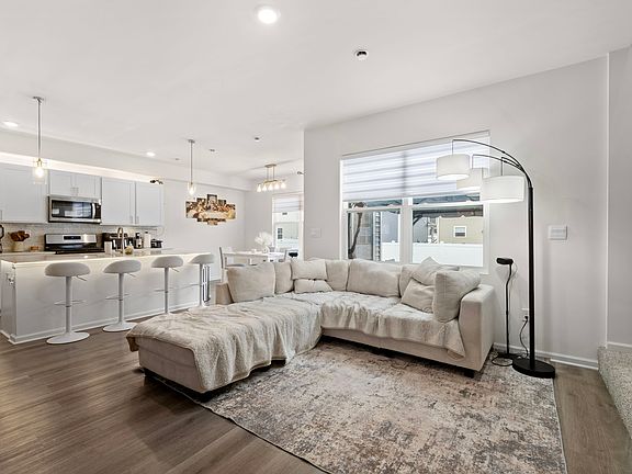 3rd image of 2921 Acadia Cir
