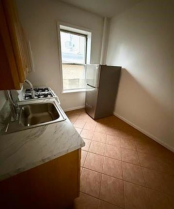 4th image of 132 39th St APT B1