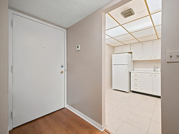 2nd image of 500 Executive Center Dr APT 2M
