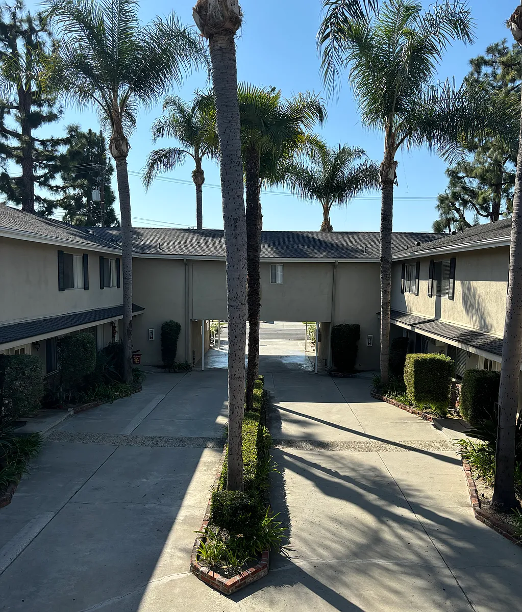 Building Photo - Pinebrook Villas
