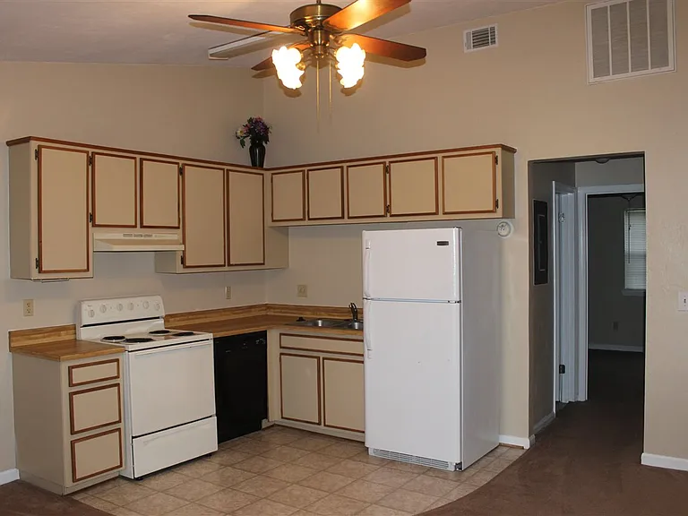 1253 Continental Ct — Photo 2