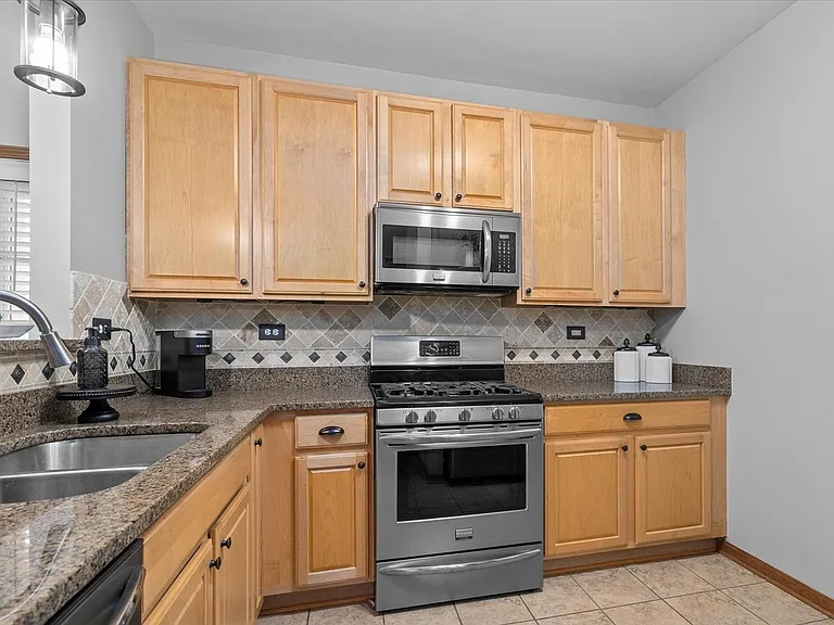 2437 Oneida Ln — Photo 4