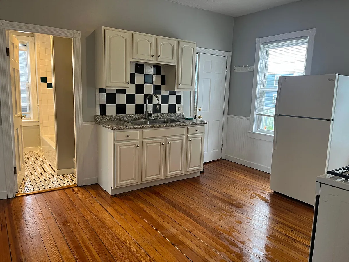 Building Photo - 56 Barton St #1