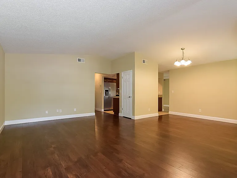 4404 Sawgrass Blvd — Photo 2