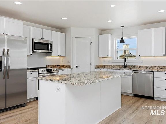 3rd image of 2447 Oakley Ave