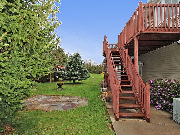 2nd floor deck off apartment