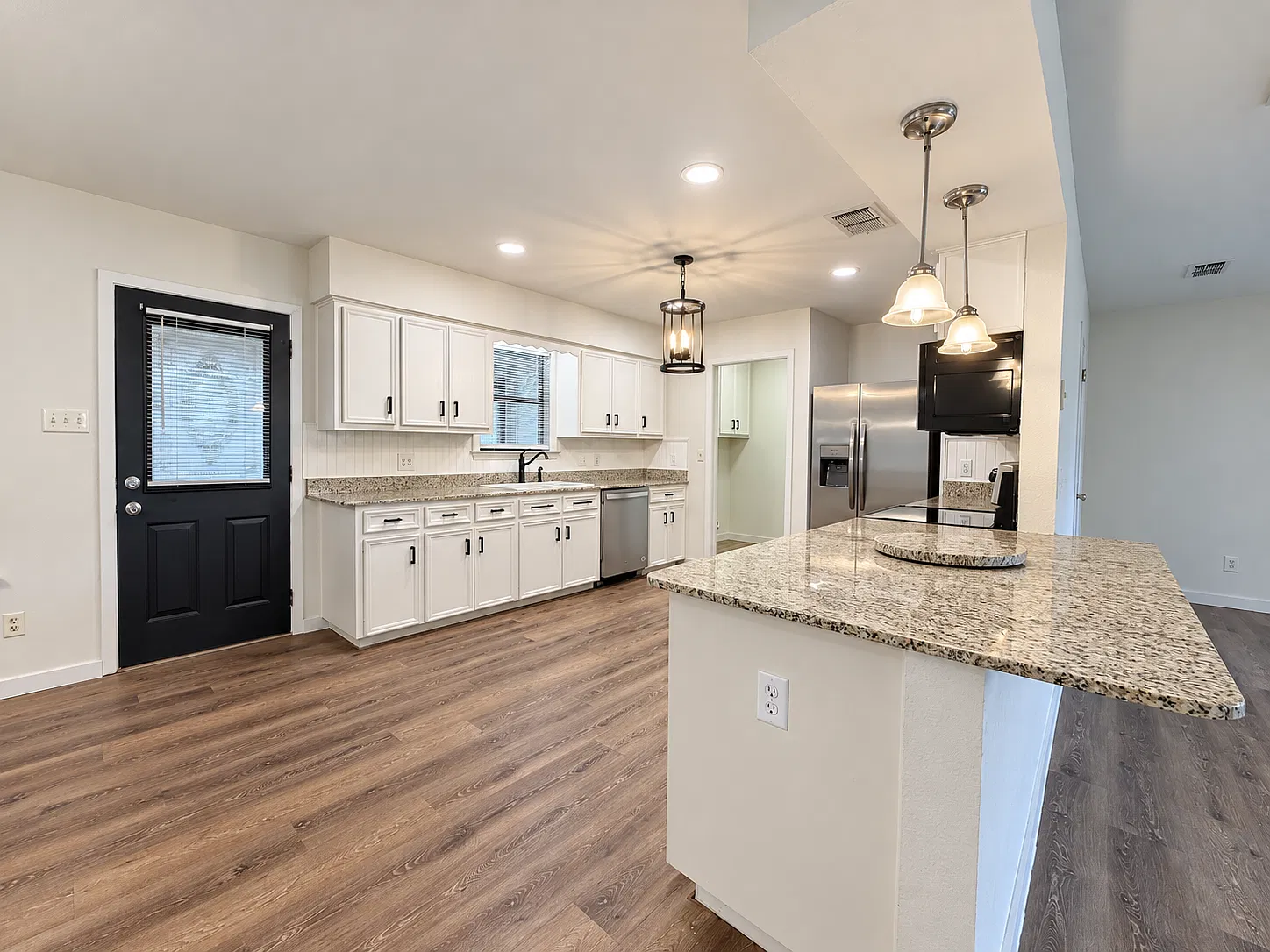 811 N 4th St, Jarrell — Photo 4