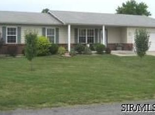 77 Stonebrook Dr, Highland, IL